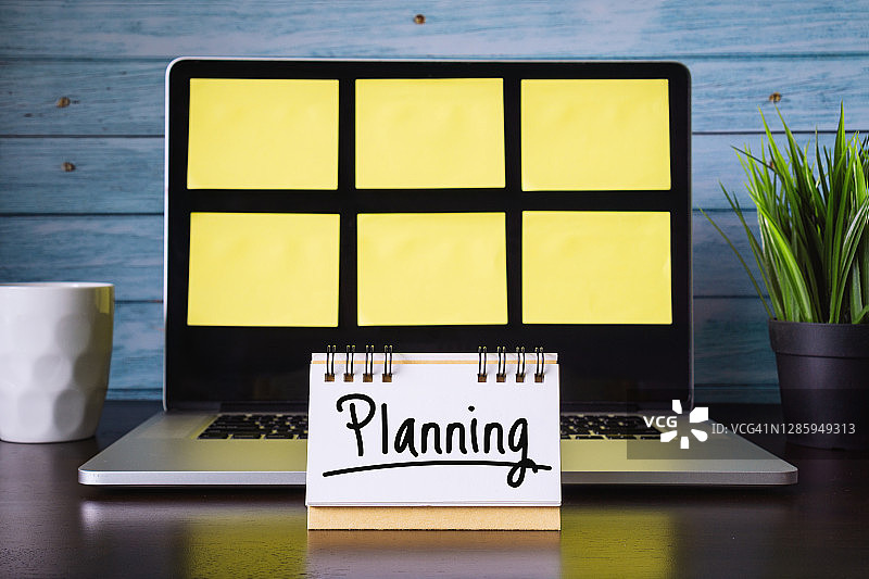 商业计划概念：笔记本电脑上的多张便签图片素材