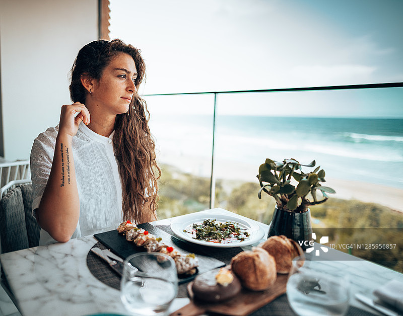 在餐厅吃摩洛哥食物的女人图片素材