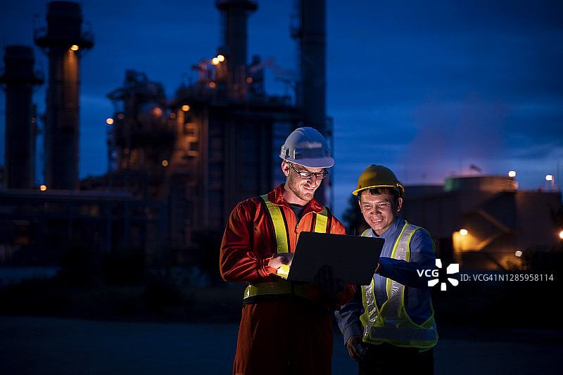 机械工程师在炼油厂的夜间工作图片素材