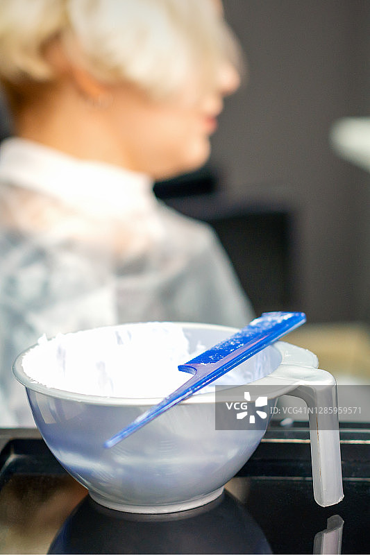 容器中的白色染发剂图片素材