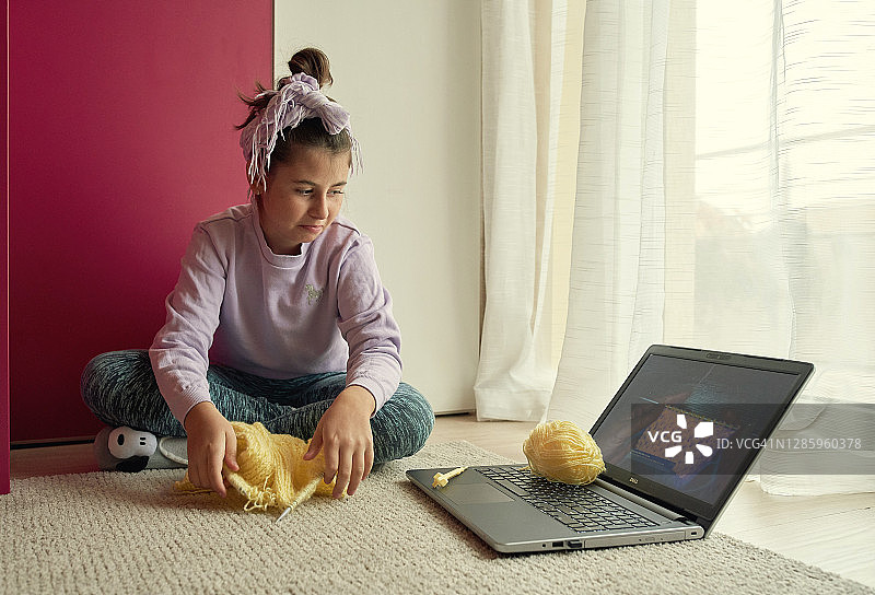 少女在家编织图片素材