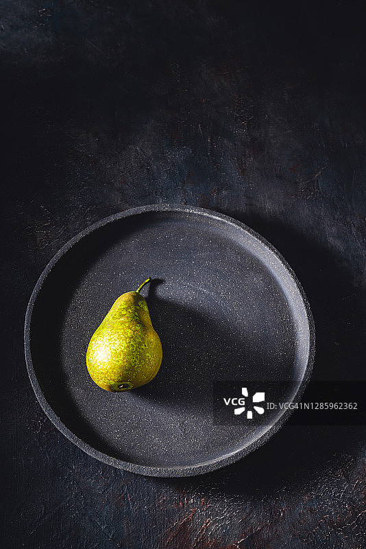 深色背景下的会议梨图片素材