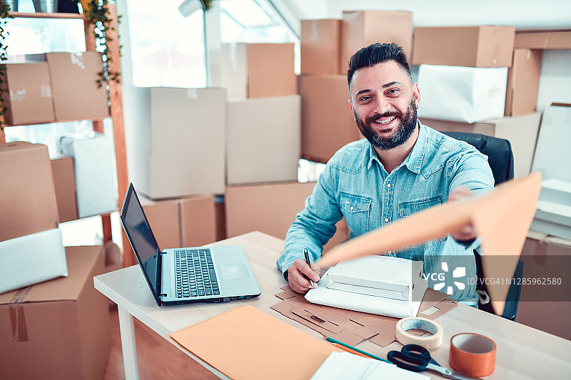 微笑的快递员递送文件图片素材