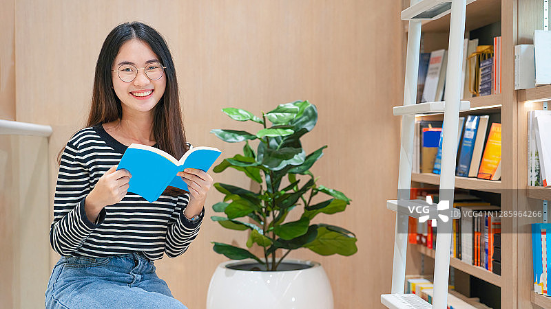 学习和教育理念：重返校园，知识进阶，大学生在图书馆开心微笑图片素材