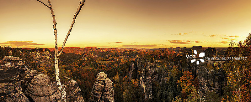 德国厄尔士砂岩山脉巴斯泰桥的日落全景图片素材