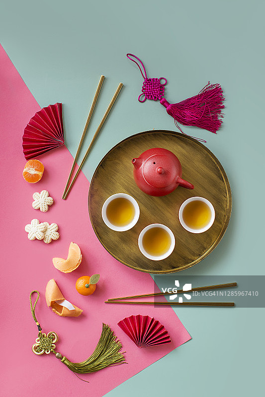 粉彩色背景上的中国新年茶点扁平背景图图片素材