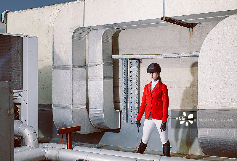 女骑师在一栋建筑物前图片素材