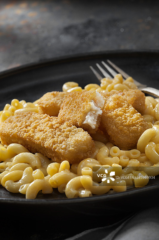 香脆炸鱼条配奶油通心粉和奶酪图片素材
