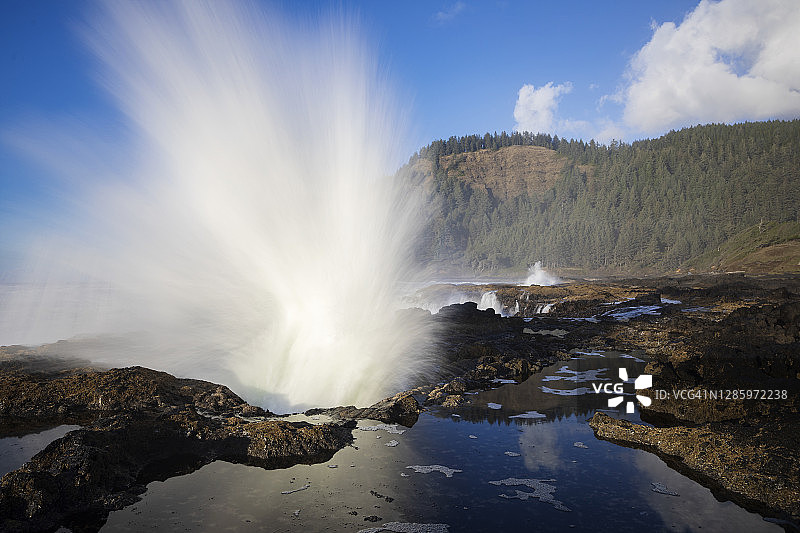 索尔之井喷水孔的浪花图片素材