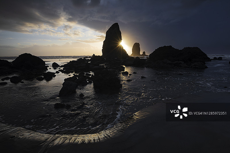 日落时分，坎农海滩的海蚀柱图片素材