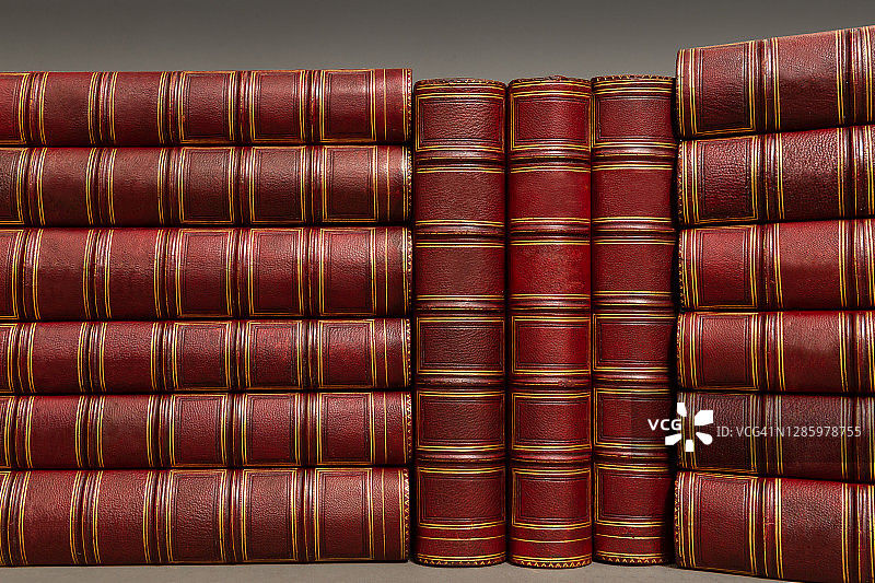 19世纪的古董稀有皮革装订书籍收藏图片素材