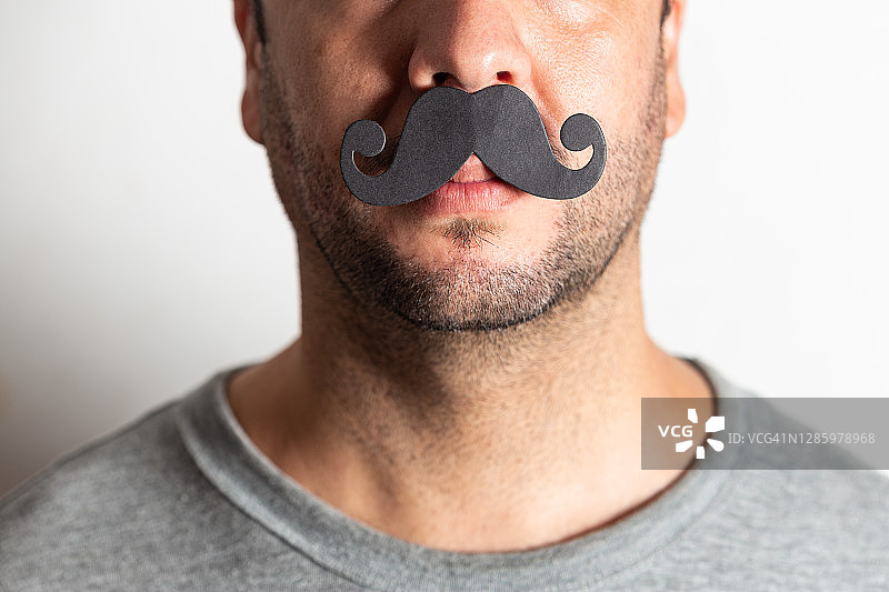 戴着黑色假胡子的男子特写图片素材