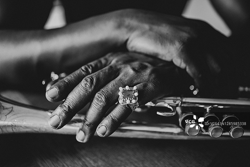 小号演奏者的手图片素材