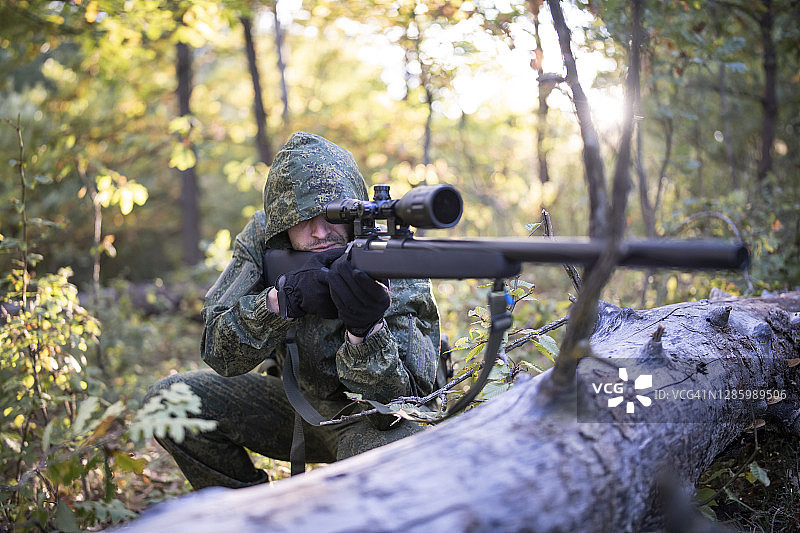 猎人使用狙击步枪射击图片素材