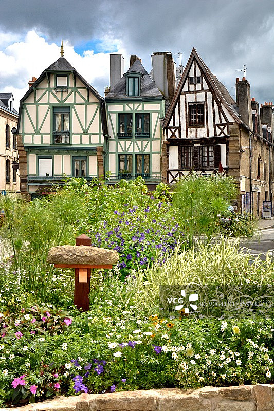 奥雷，共和国广场上的老半木结构房屋图片素材