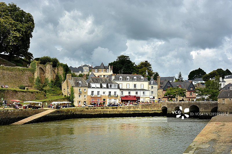 奥雷，面向圣古斯坦港口的老房子之间的旧桥图片素材