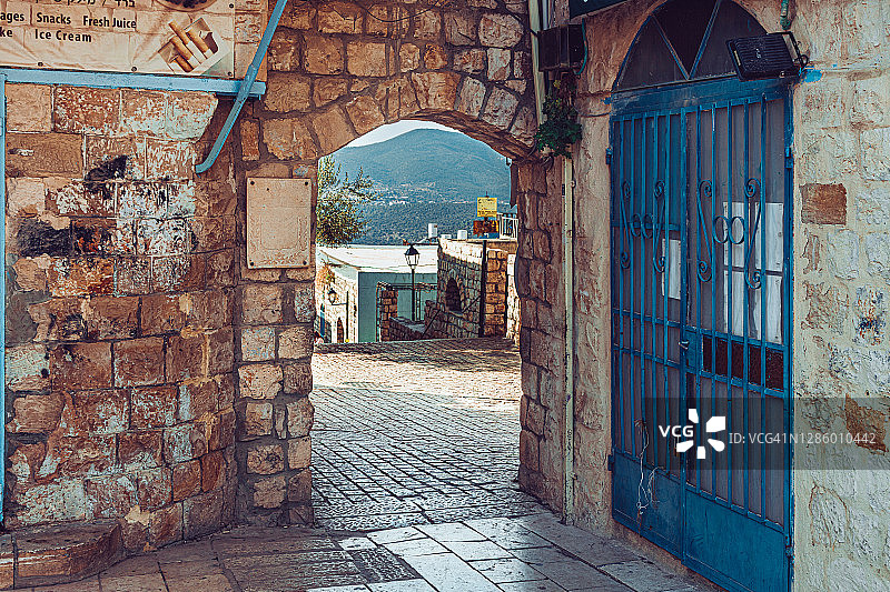 历史悠久的石头建筑的蓝色门图片素材