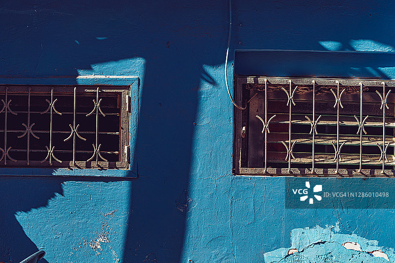 午间蓝色的墙图片素材