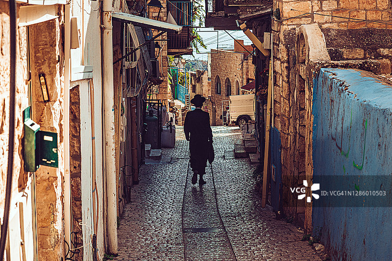 在历史街区步行的哈西德教徒图片素材