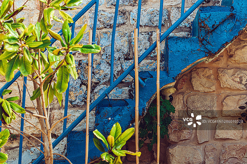 历史街区的蓝色楼梯图片素材