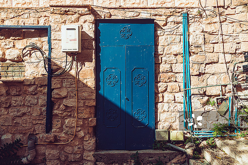 正午时分的蓝色旧门图片素材