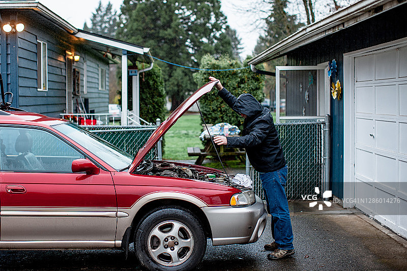 男人检查汽车引擎机油图片素材