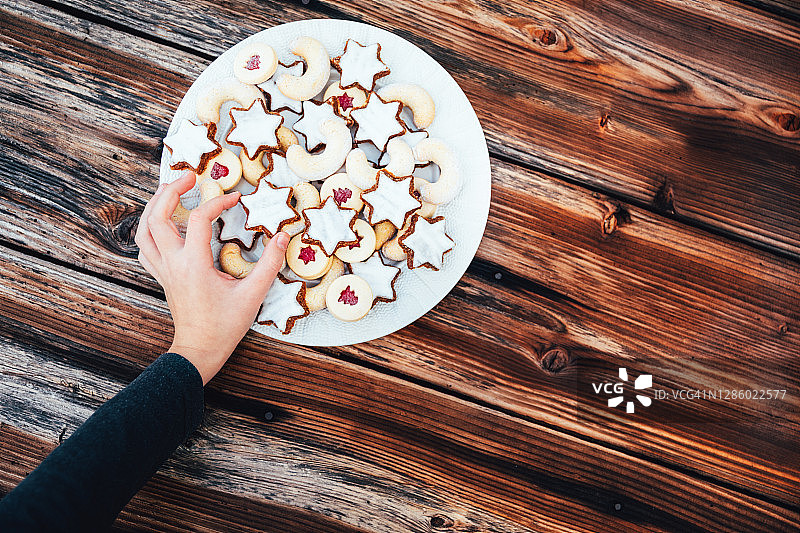 孩子拿起圣诞饼干图片素材