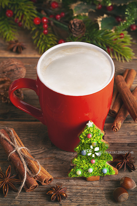 圣诞卡布奇诺和姜饼饼干，圣诞树背景图片素材