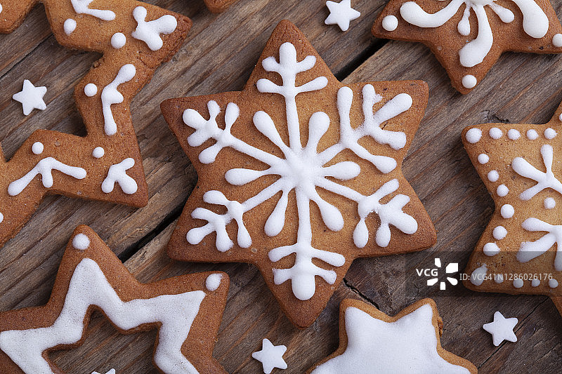 木桌上的姜饼圣诞饼干图片素材