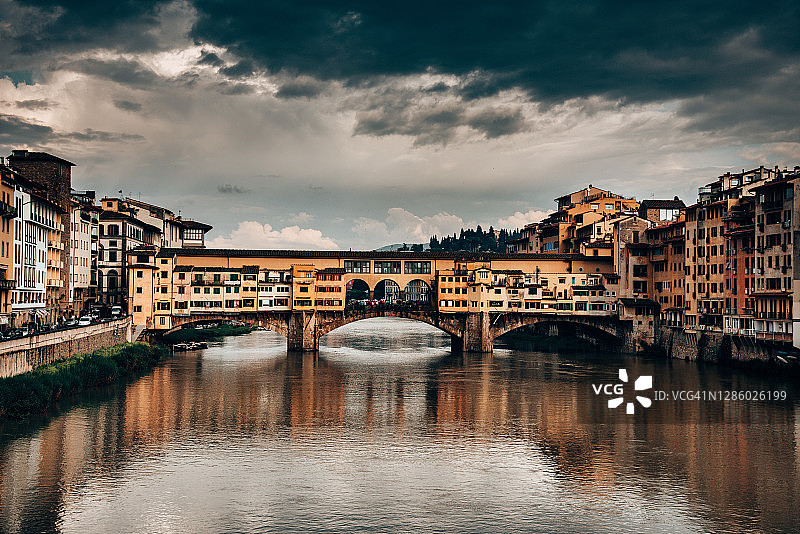 佛罗伦萨黄昏时分的维琪奥桥图片素材