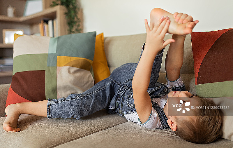 在家玩耍的小男孩图片素材