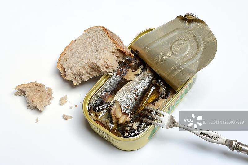 打开的沙丁鱼罐头和叉子，德国油浸沙丁鱼图片素材