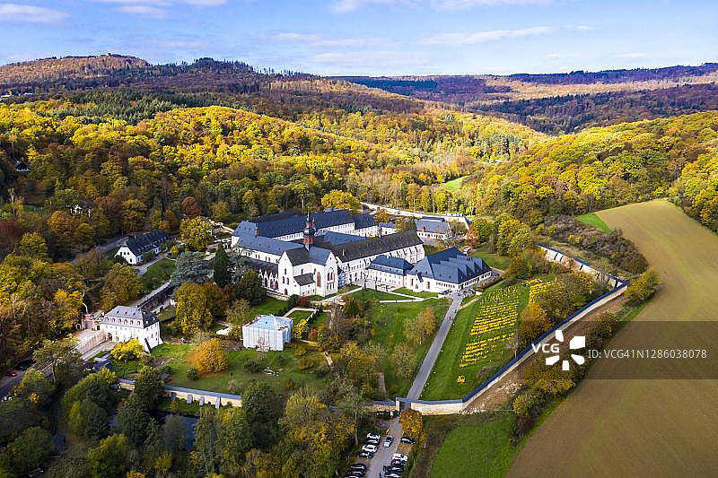 德国黑森州莱茵河畔埃尔特维勒的埃伯巴赫修道院航拍图片素材