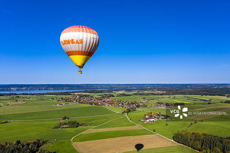 德国上巴伐利亚州施塔恩贝格湖热气球飞行航拍图片素材