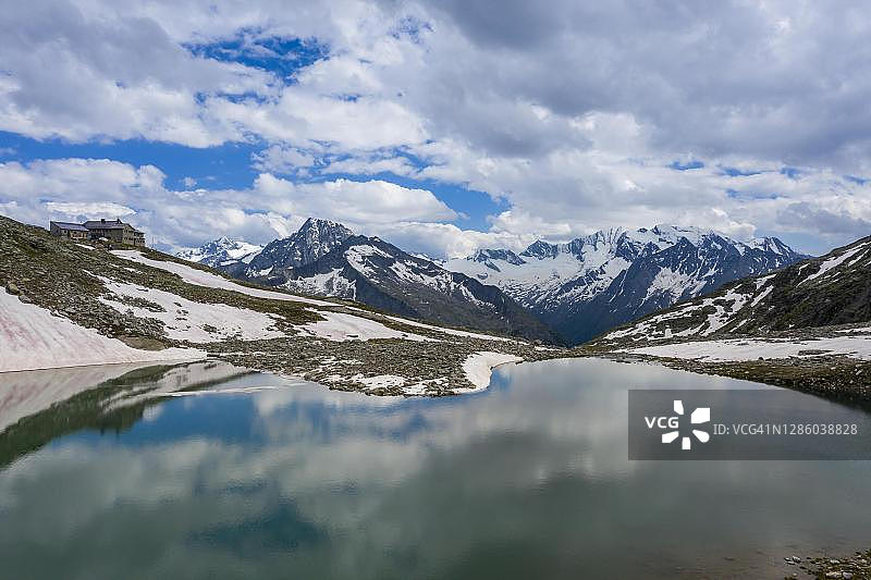 雪山前的弗里森堡湖和弗里森堡小屋，齐勒ertal阿尔卑斯山，奥地利蒂罗尔图片素材