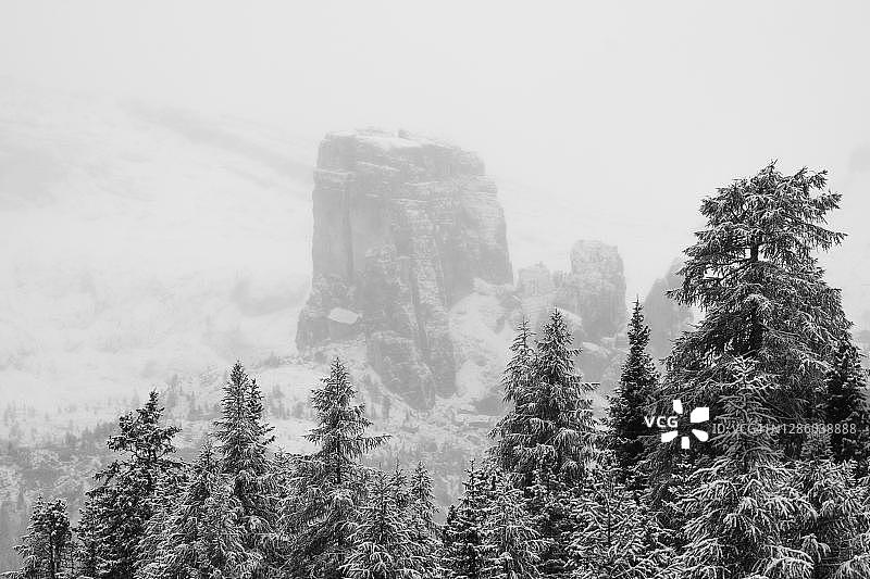 冬季多洛米蒂山五塔峰雪景，意大利贝卢诺图片素材
