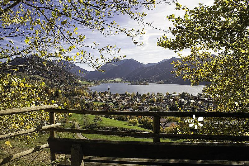 从德国巴伐利亚州席尔湖Unterriss的Promenadenweg看到的秋景图片素材