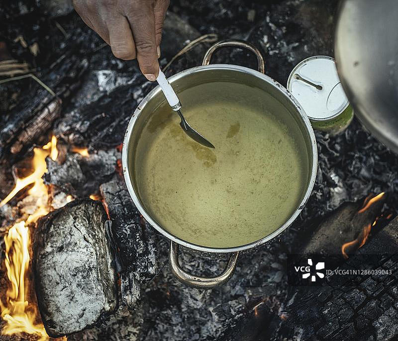 难民在希腊伊多梅尼难民营用篝火烹制的豌豆汤图片素材