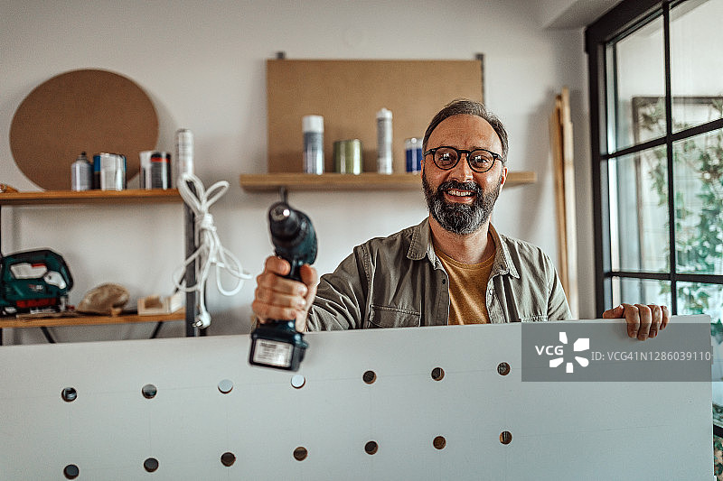 在家中工作室的成熟修理工图片素材