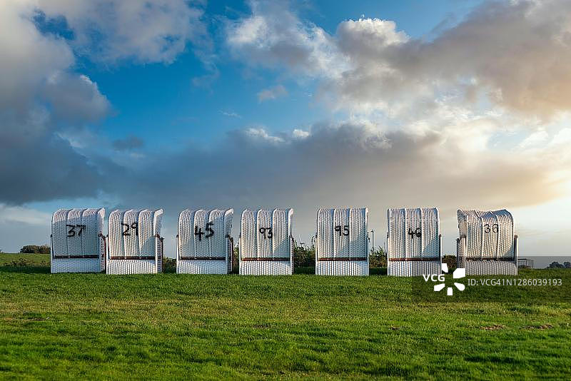 德国石勒苏益格-荷尔斯泰因胡苏姆Dockkoogspitze海滨浴场的沙滩椅图片素材