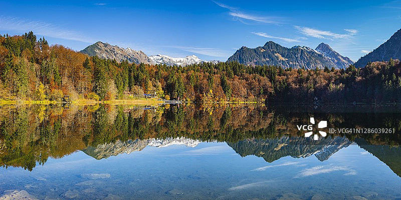 弗莱贝格湖，背后是阿尔高阿尔卑斯山，阿尔高，巴伐利亚，德国图片素材