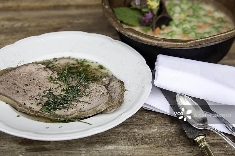 奥地利煮牛肉配牛肉汤、韭菜和奶油蔬菜图片素材