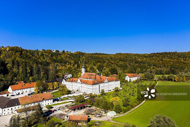 德国巴伐利亚州谢夫特拉恩修道院航拍，伊萨尔河谷，上巴伐利亚图片素材