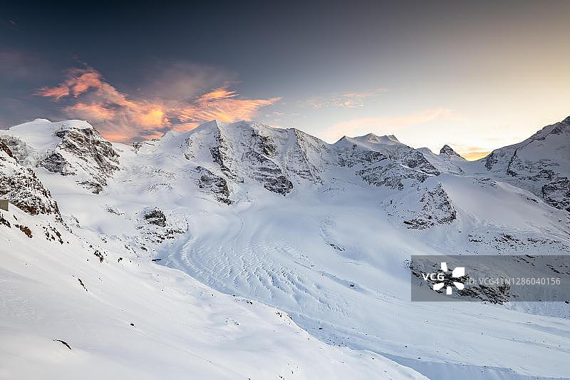 瑞士恩嘎丁地区迪亚沃莱扎山的冬季全景图片素材