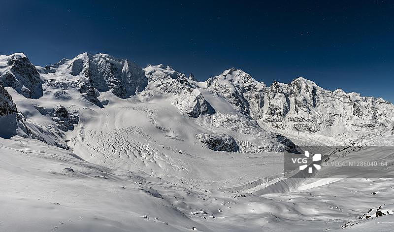 瑞士迪亚沃莱扎峰冬季山脉全景图片素材