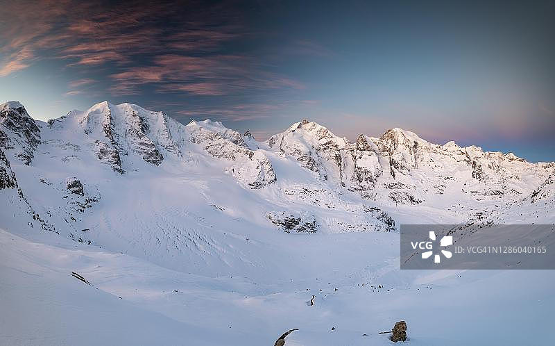 迪亚沃莱扎山的冬日全景，眺望贝尔尼纳山群、帕吕峰、贝拉维斯塔峰、贝尔尼纳峰、佩尔斯冰川、莫尔特拉奇冰川，恩嘎丁，瑞士图片素材