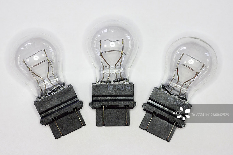 白色背景上的汽车尾灯灯泡图片素材