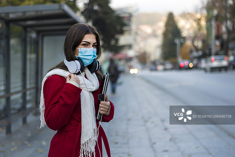 戴面罩的妇女图片素材