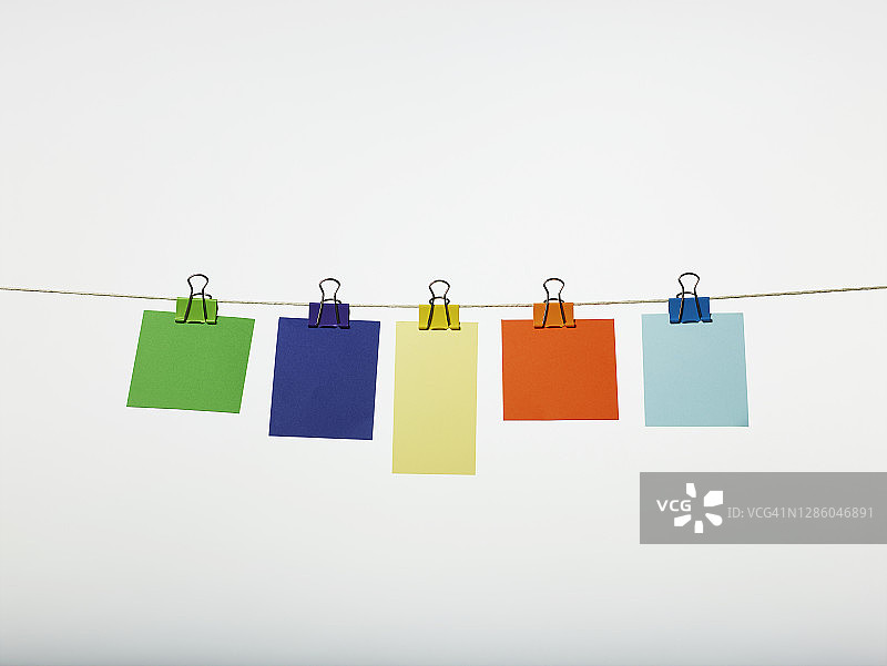 彩色便签纸夹在晾衣绳上图片素材
