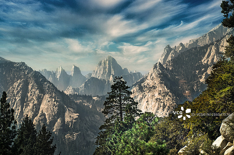 内华达山脉与烟雾图片素材